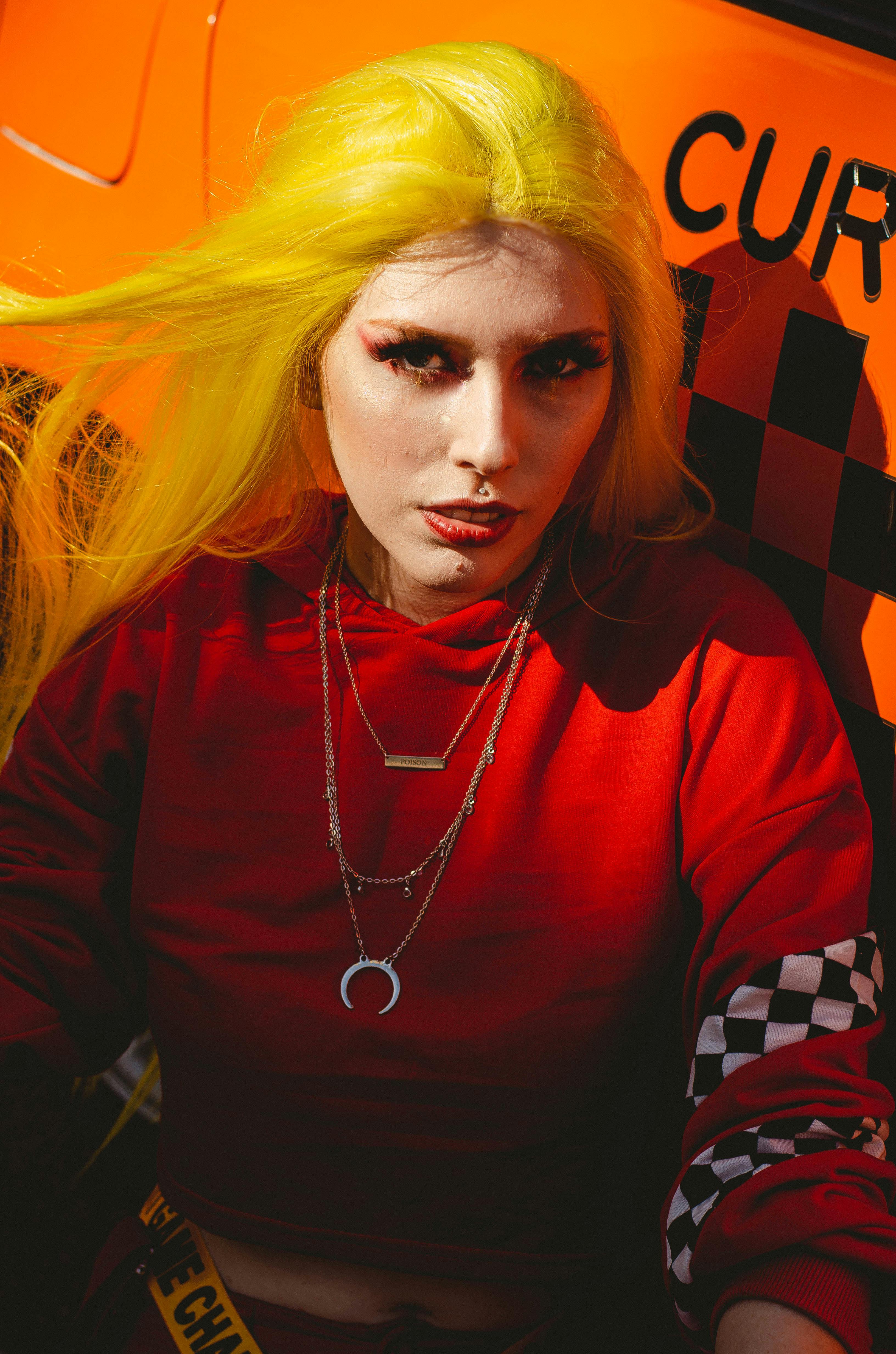 户外，一位黄发红衣的女子引人注目，时尚肖像