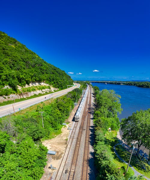 Zugbahn Neben Gewässern