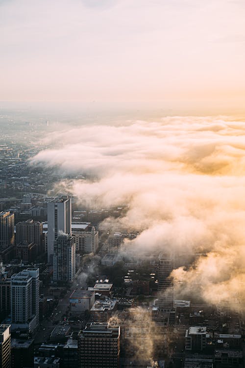 Ville Sous Un Ciel Nuageux