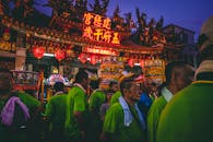 台湾寺庙文化之夜节上，人群身着绿衣，手持灯笼