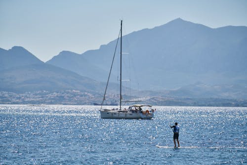 Gratis Barca In Mezzo Al Mare Foto a disposizione