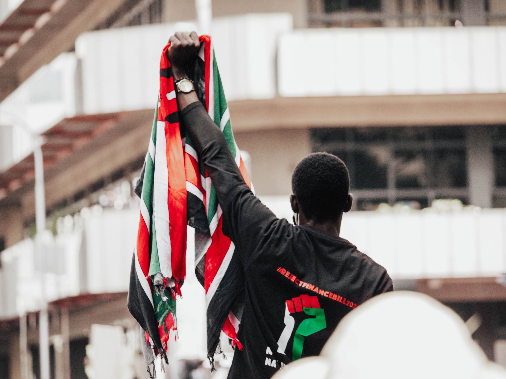 Bandera y edificio del Parlamento en Nairobi, Kenia