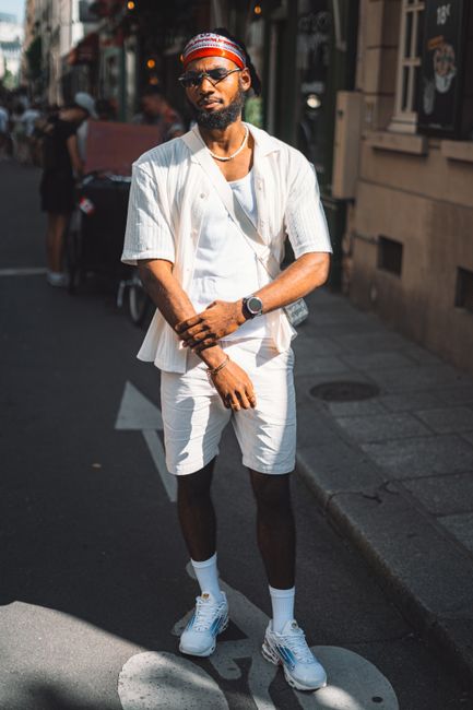 Hoy me fui de blanco sobre blanco por el calor: tonos muy frescos y la diadema se lleva todo el crédito ☀️
#ootd #estilodiario #white #shirt #shorts