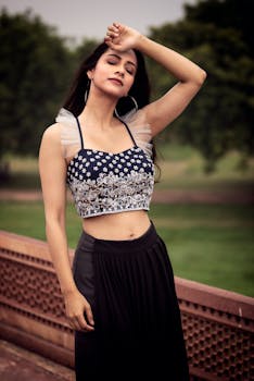 醒目的户外肖像中，一位身着时尚服装的女性正拥抱大自然