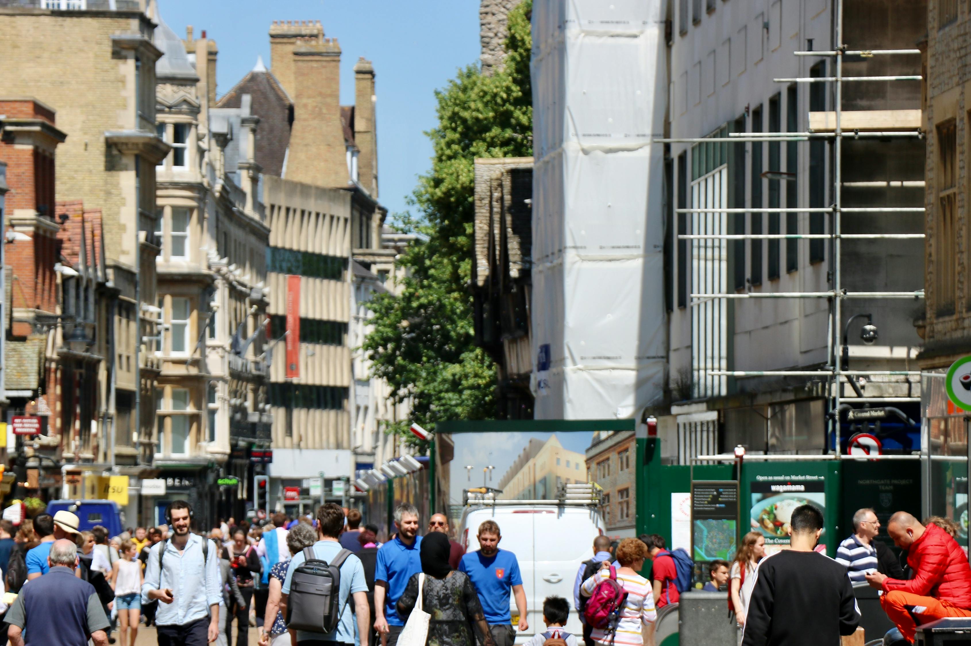 在伦敦市中心马路中间散步的男子 图库摄影片. 图片 包括有 广场, 街市, 英国, 邻里, 男人, 行走 - 207277692