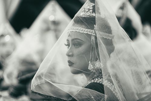 Free Captivating portrait of a traditional Indian bride adorned in a veil and intricate attire. Stock Photo