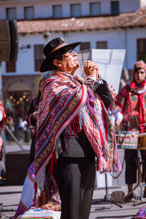 Free Hombre saludando a los apus en ofrenda a la Pachamama Stock Photo