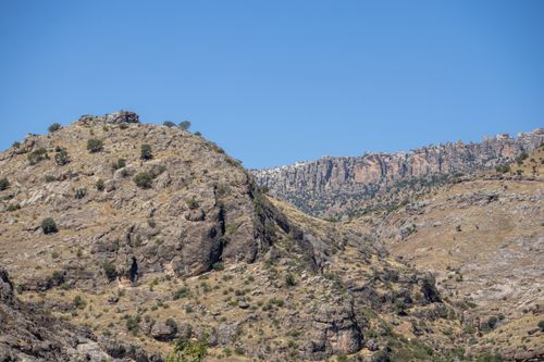 Free Scenic view of arid hills and rocky cliffs in Çermik, Diyarbakır, Türkiye during summer. Stock Photo