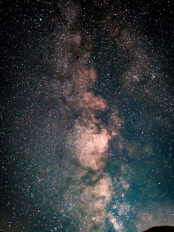 Foto impressionante capturando o núcleo da Via Láctea contra um céu noturno estrelado.