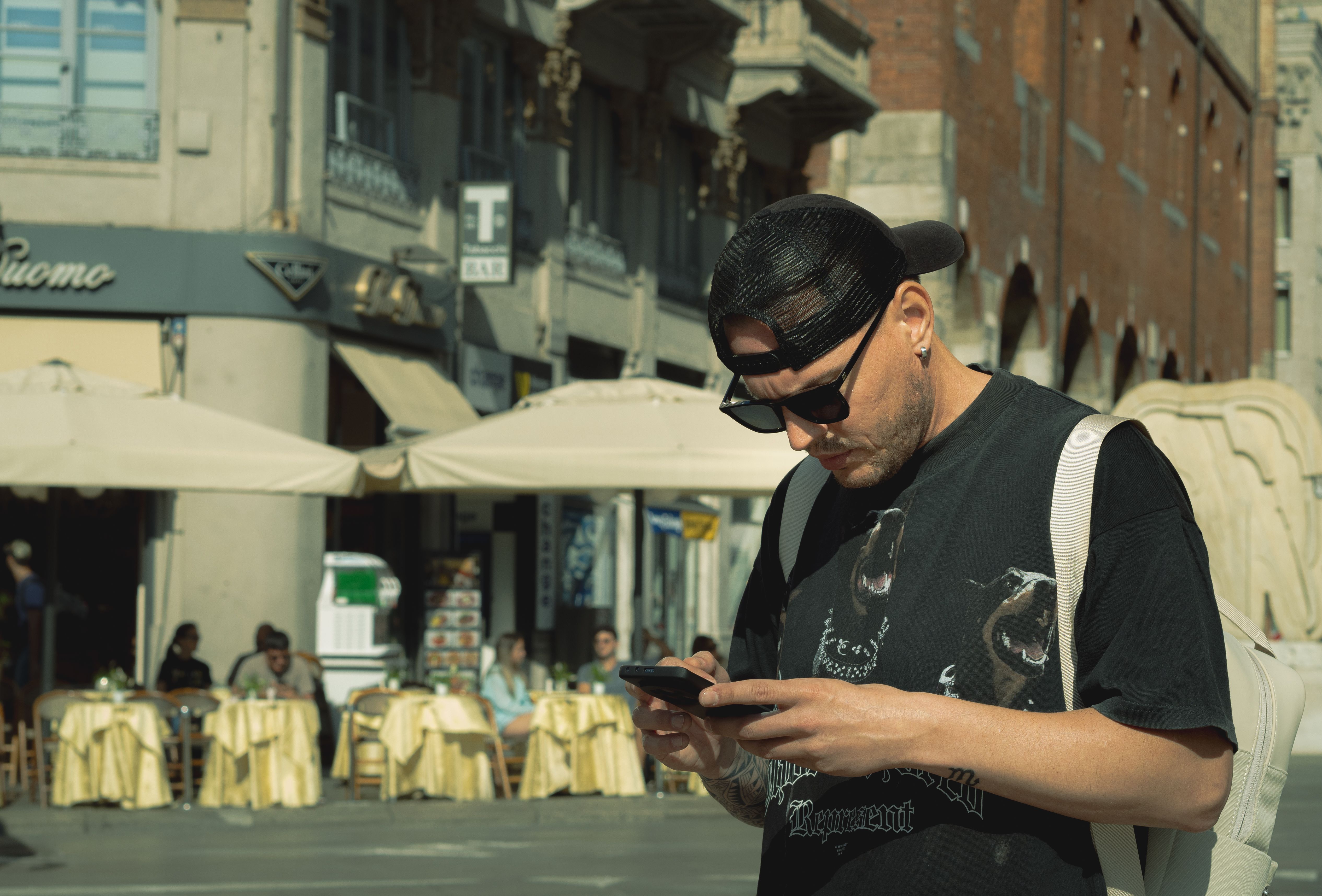 man texting cafe