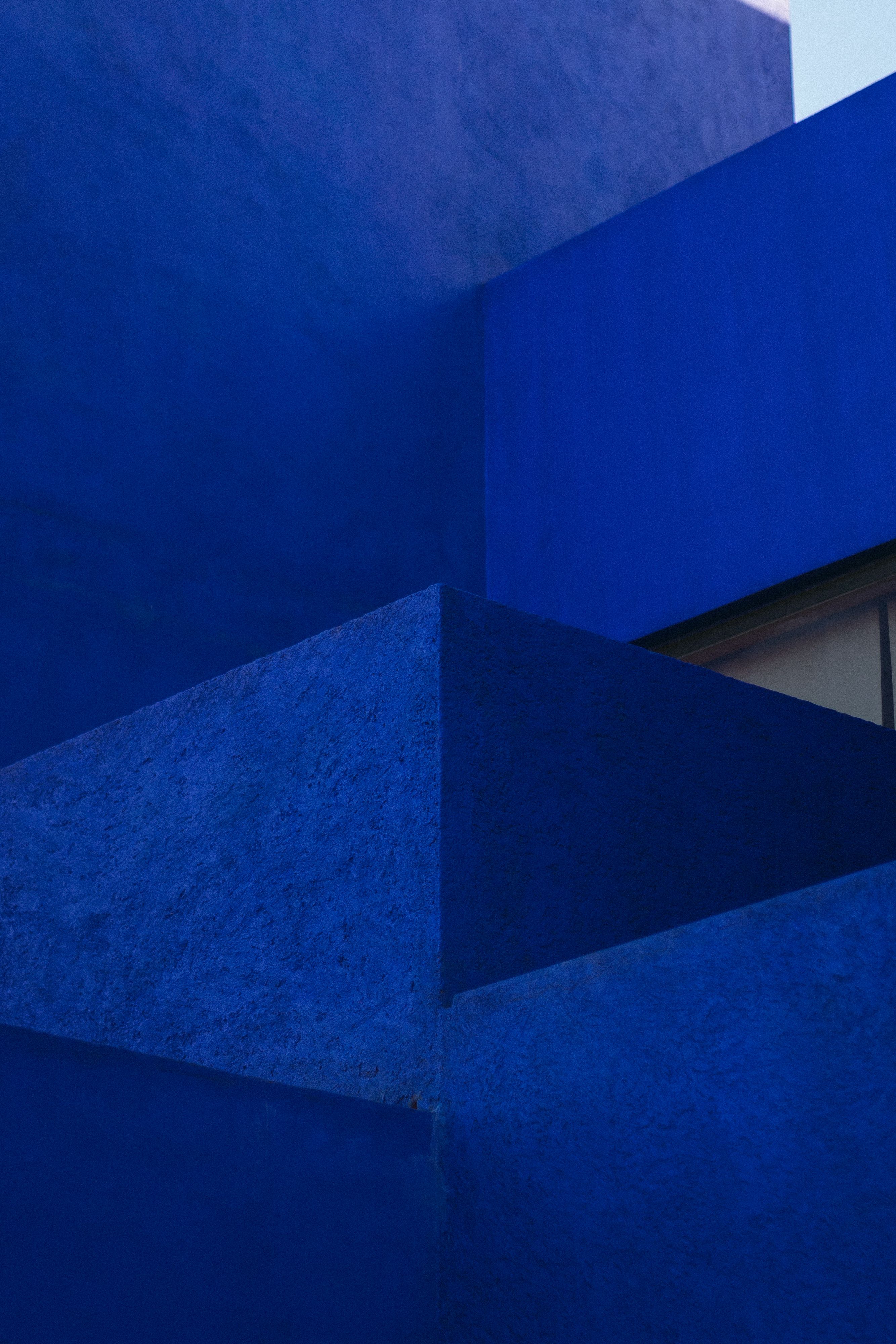 A blue building with a blue wall and stairs · Free Stock Photo