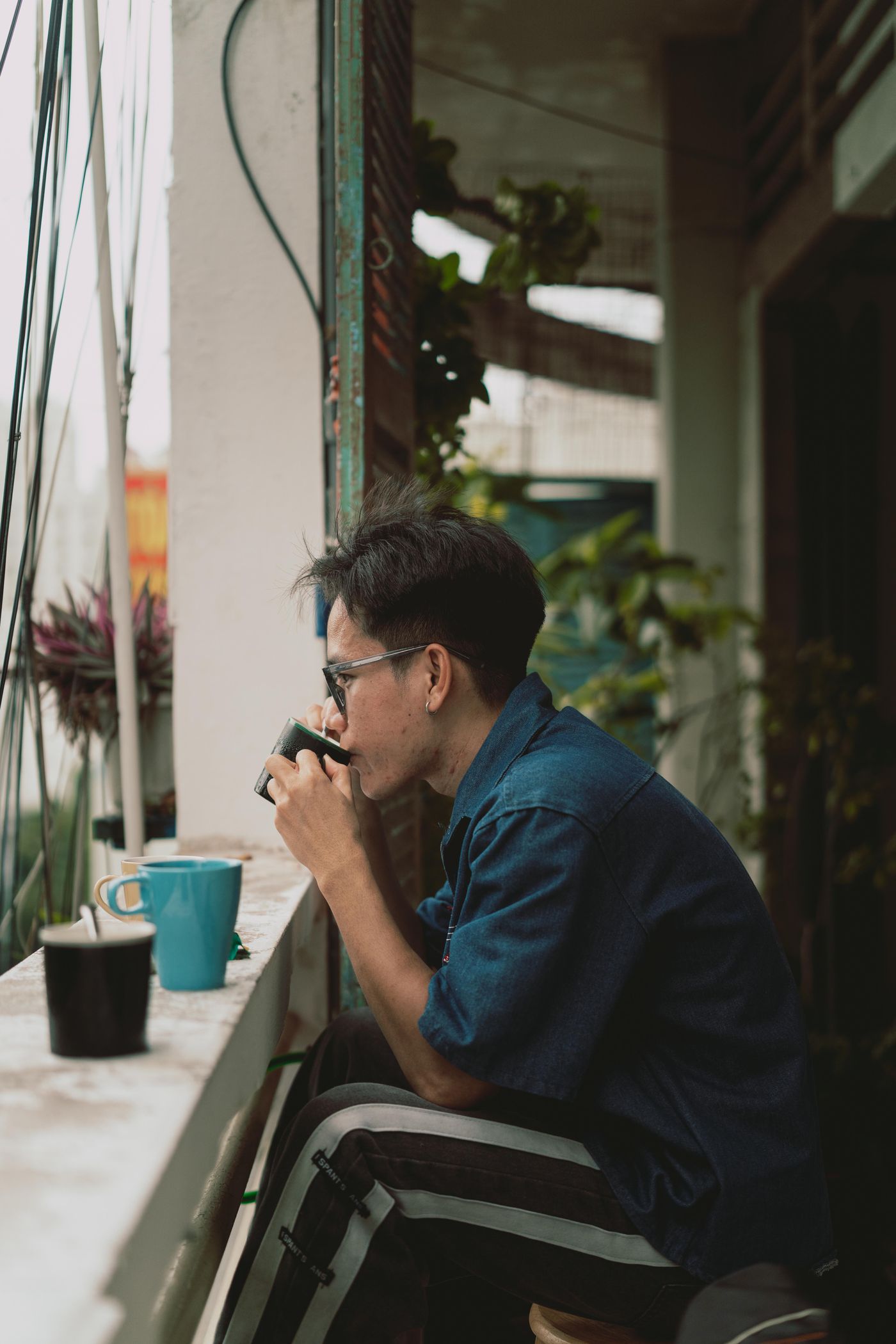 Người đàn ông Việt uống cà phê trên ban công ở Thành phố Hồ Chí Minh