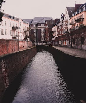 沿着德国杜塞尔多夫运河，欣赏历史建筑的风景