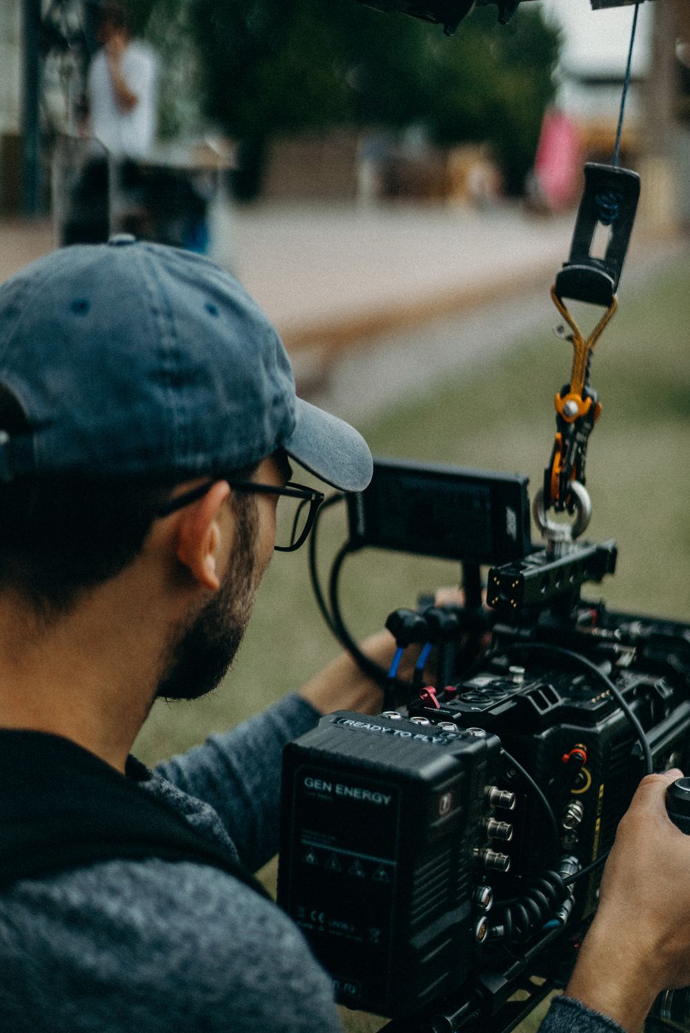 Caméraman professionnel sur un tournage en extérieur