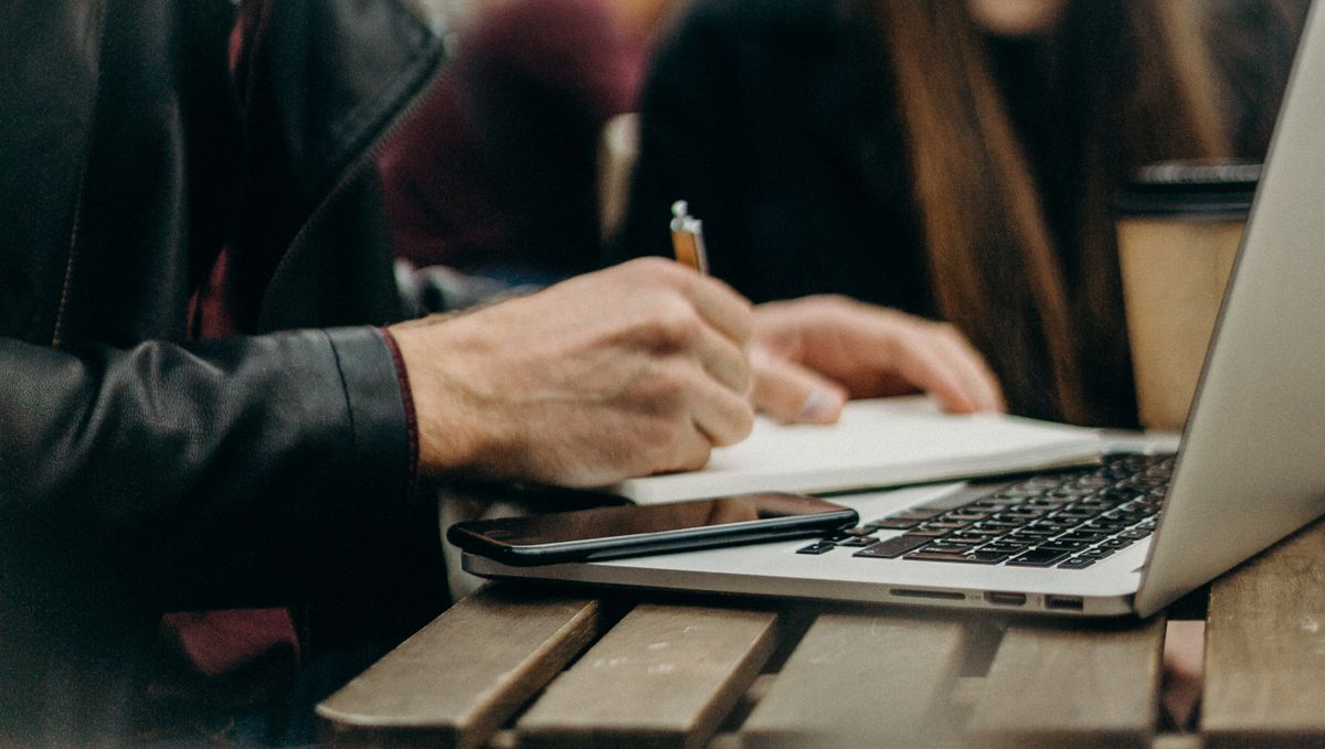 Dizüstü bilgisayar başında form dolduran kişi