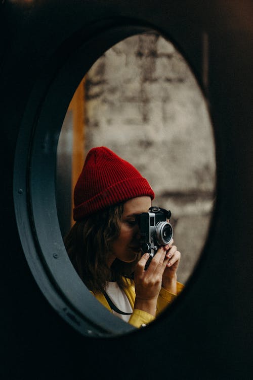 Femme Au Bonnet En Tricot Rouge