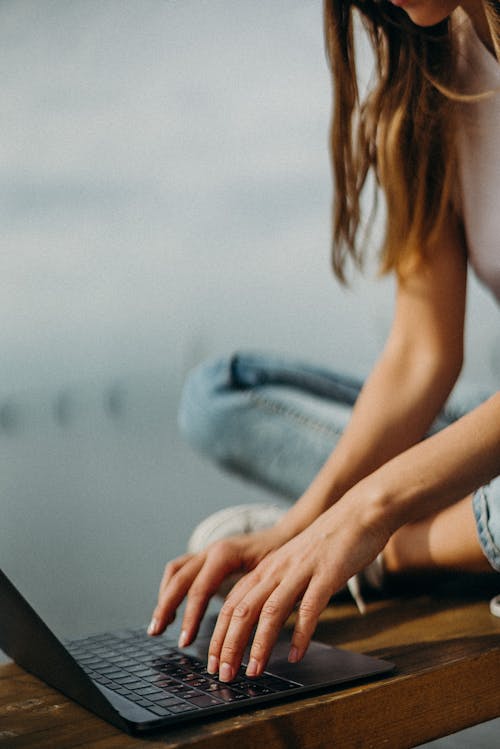 Mulher Sentada No Banco Navegando No Laptop