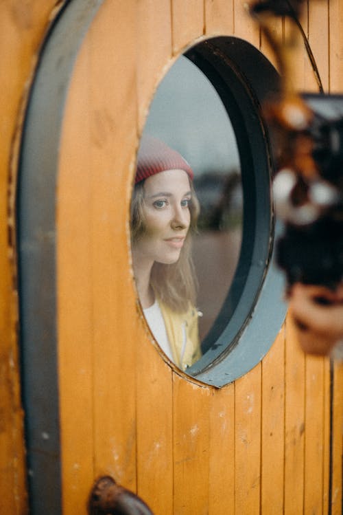 Vrouw Die Zich Naast Rond Glasvenster Bevindt