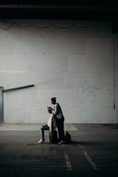 两个人在工业空间中互动，展现时尚与现代生活方式