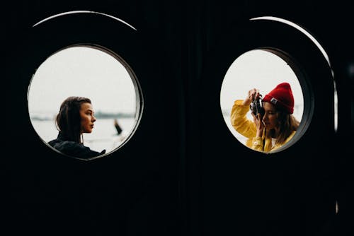 Free 窓ガラスの近くの2人の女性 Stock Photo
