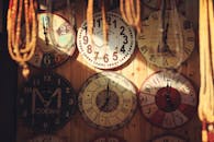 复古挂钟以其独特的设计在木墙上营造出质朴的装饰氛围