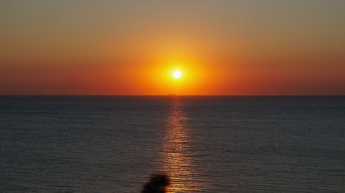 Free A vibrant ocean sunset reflecting golden hues on calm water, perfect summer scene. Stock Photo