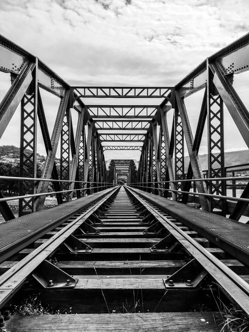 Free Black and white photo of a steel railway bridge, showcasing architectural complexity. Stock Photo