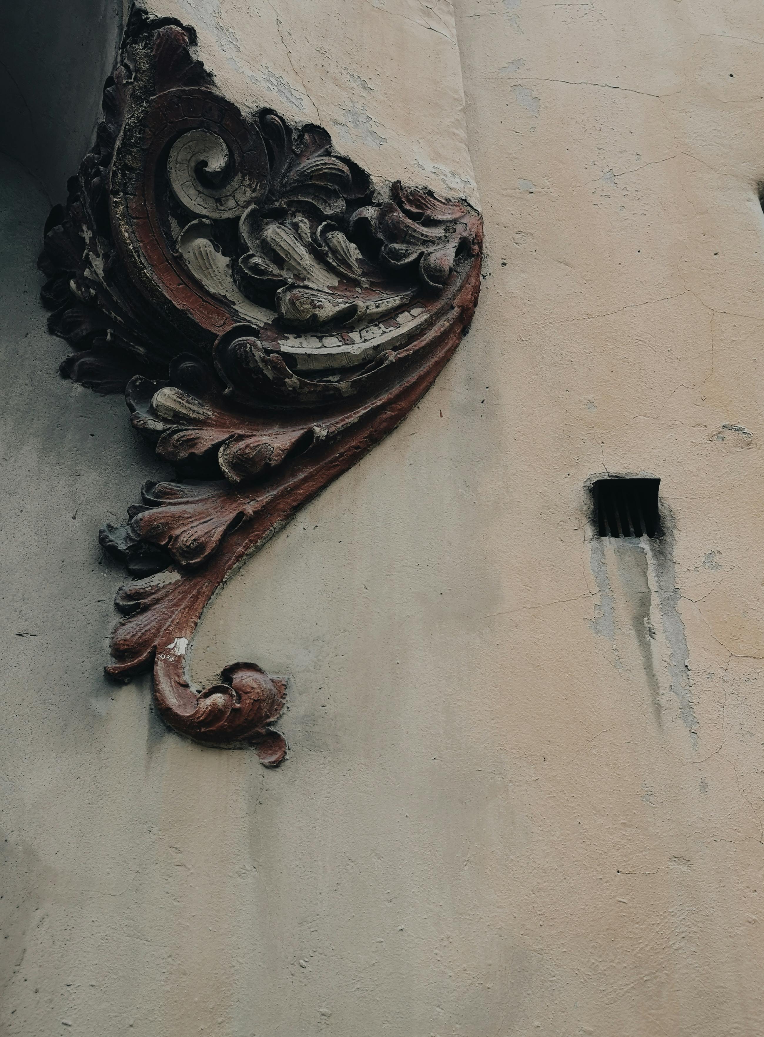 圣彼得堡经典建筑风格的墙上雕刻着复杂的木制细节