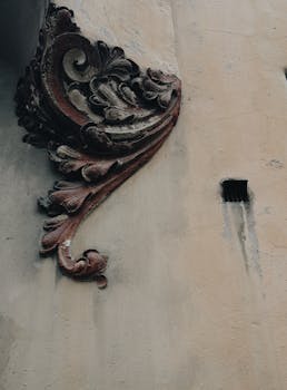 圣彼得堡经典建筑风格的墙上雕刻着复杂的木制细节