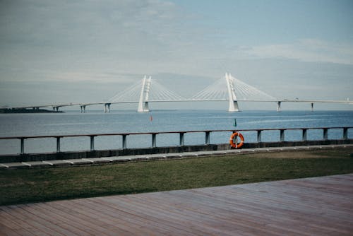 Pemandangan Indah Jembatan Gantung Selama Siang Hari