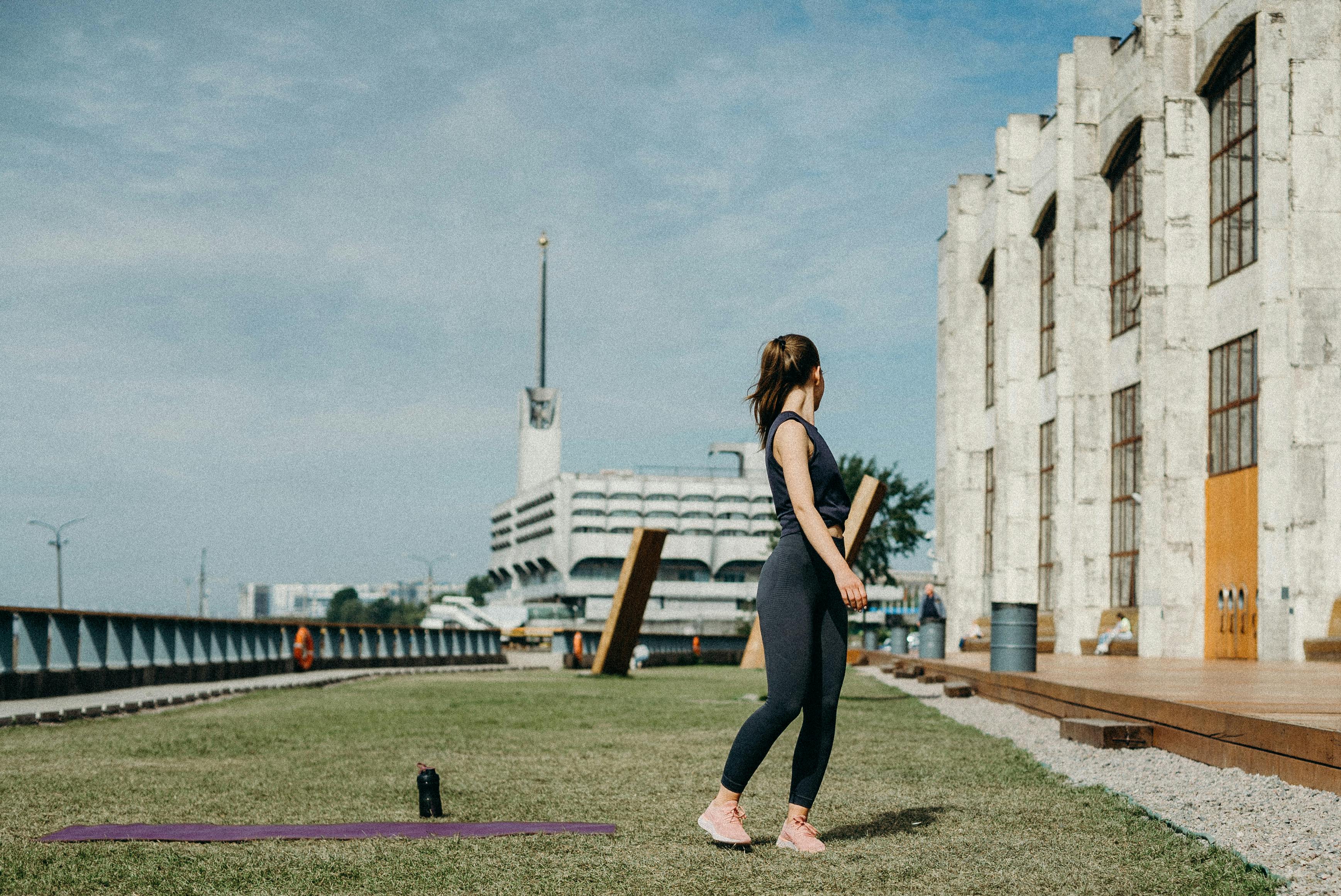 Black woman doing an outdoor bootcamp workout circuit training exercise