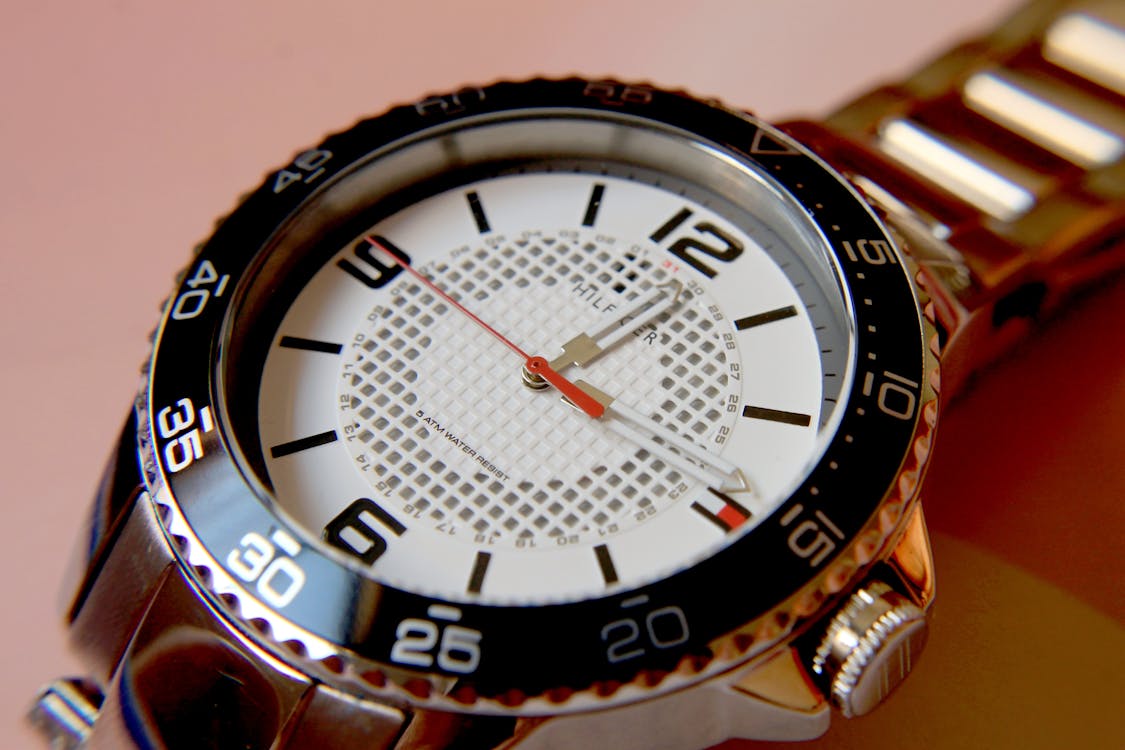 бесплатная круглые черные аналоговые часы Tommy Hilfiger, отображающие время 12:14 Стоковое фото