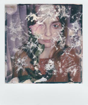 一张以苦恼的宝丽来风格拍摄的有趣肖像，展现了一个女人手持玫瑰的画面