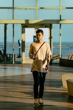 在大西洋城阳光明媚的环境中，年轻人穿着休闲装走进室内