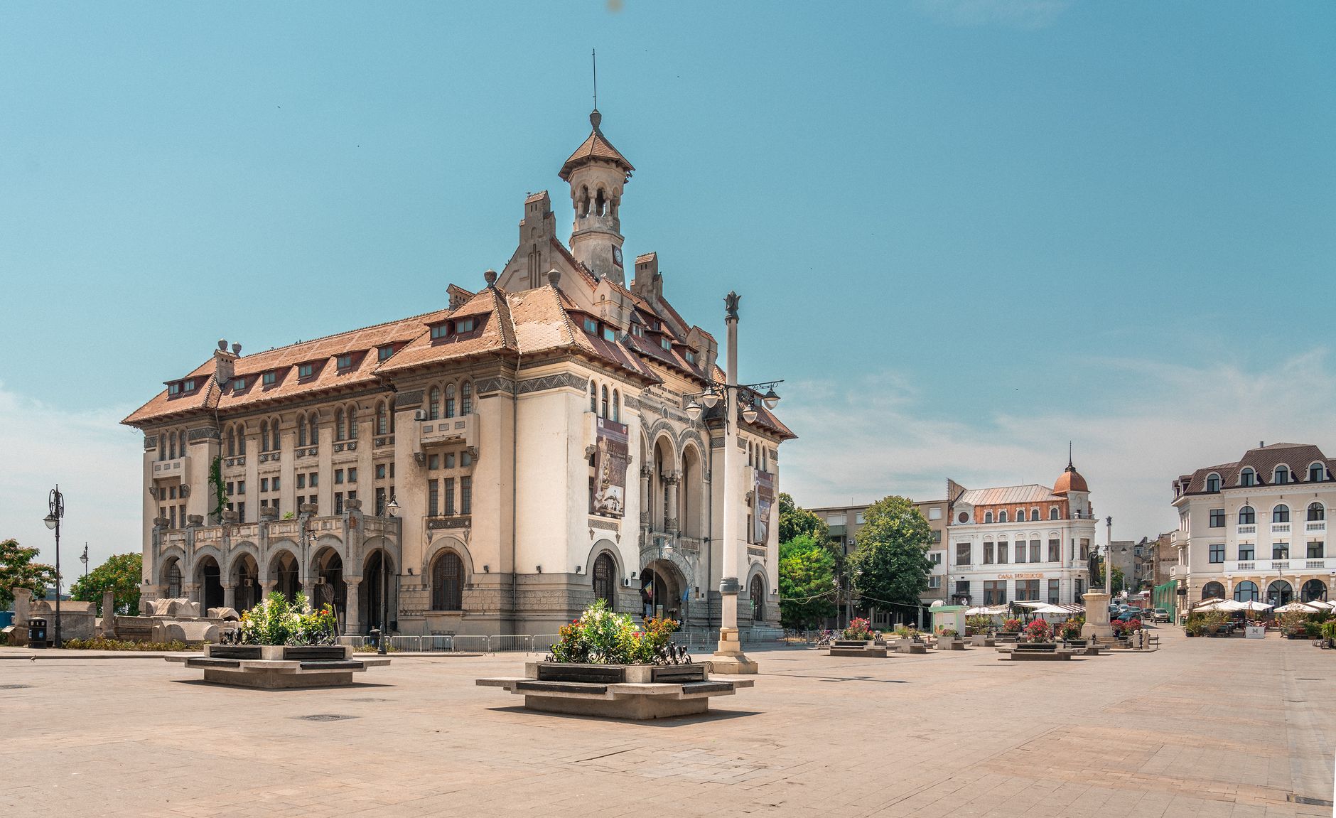 Echipaje de poliție și jandarmi în fața Tribunalului Constanța în timpul operațiunii Echipaje de poliție și jandarmi în fața Tribunalului Constanța în timpul operațiunii