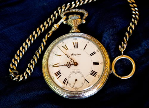 бесплатная Золотые часы с медальоном Стоковое фото