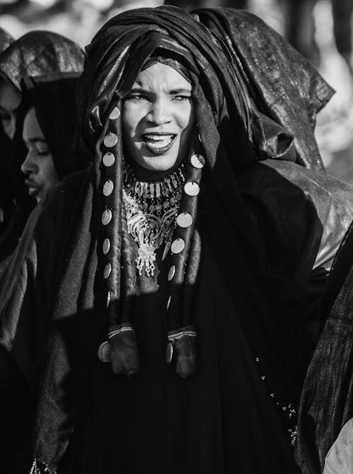 Fotografia W Skali Szarości Przedstawiająca Kobiety W Pobliżu Pleneru