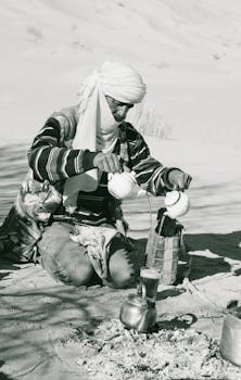 在沙漠环境中，游牧民族专注于传统茶道的准备