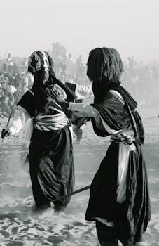 两名表演者身着传统服装，在户外表演文化舞蹈