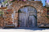 在阳光明媚的意大利撒丁岛，有一座历史悠久的石头拱门和木门