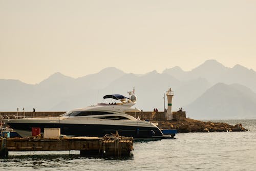 Foto Van Boot Aangemeerd Op Pier