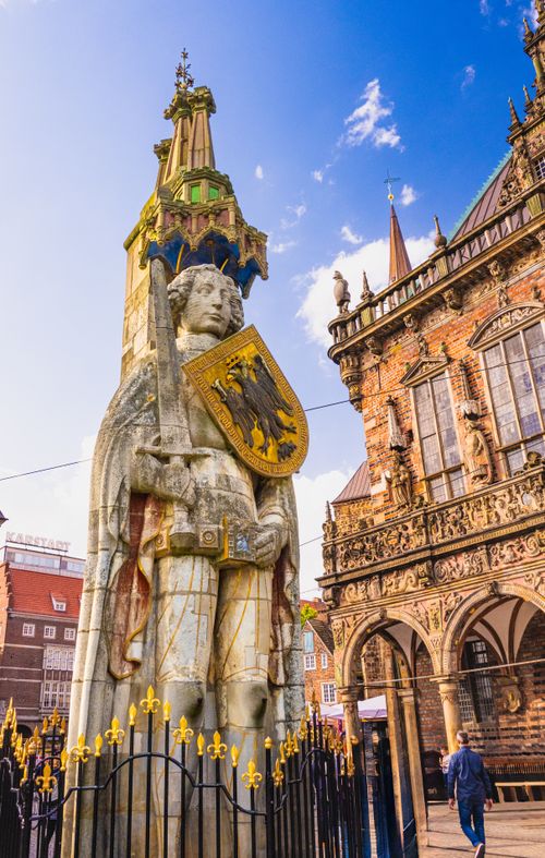 Free The majestic Roland statue standing proudly in Bremen's historic town square. Stock Photo