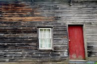 客舱外部是风化的木制结构，质朴的红色门窗展现出复古的魅力