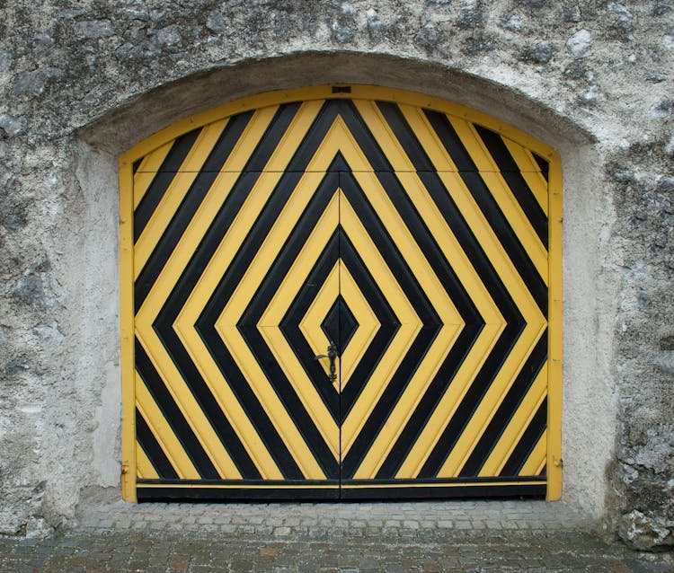 Closed Black And Yellow Striped Oor