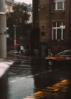 雨天的城市场景中，一辆出租车正在行驶