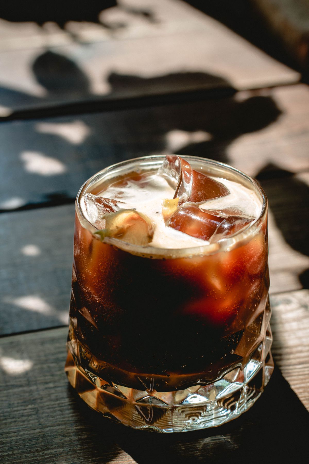 Refreshing iced coffee in a clear glass — brewing at a 1:10 ratio and pouring over ice gives a properly flavoured cold coffee as the ice dilutes it back to drinking strength