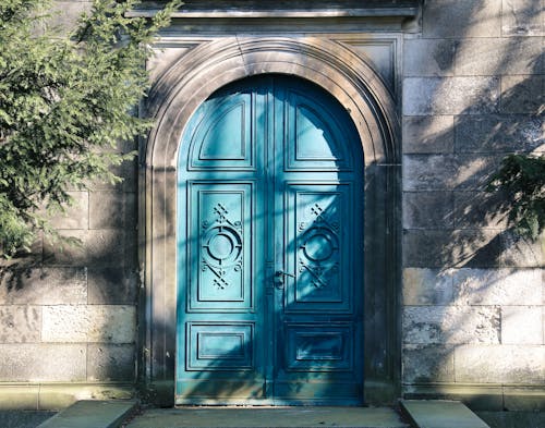 Puerta De Madera Azul Cerrada