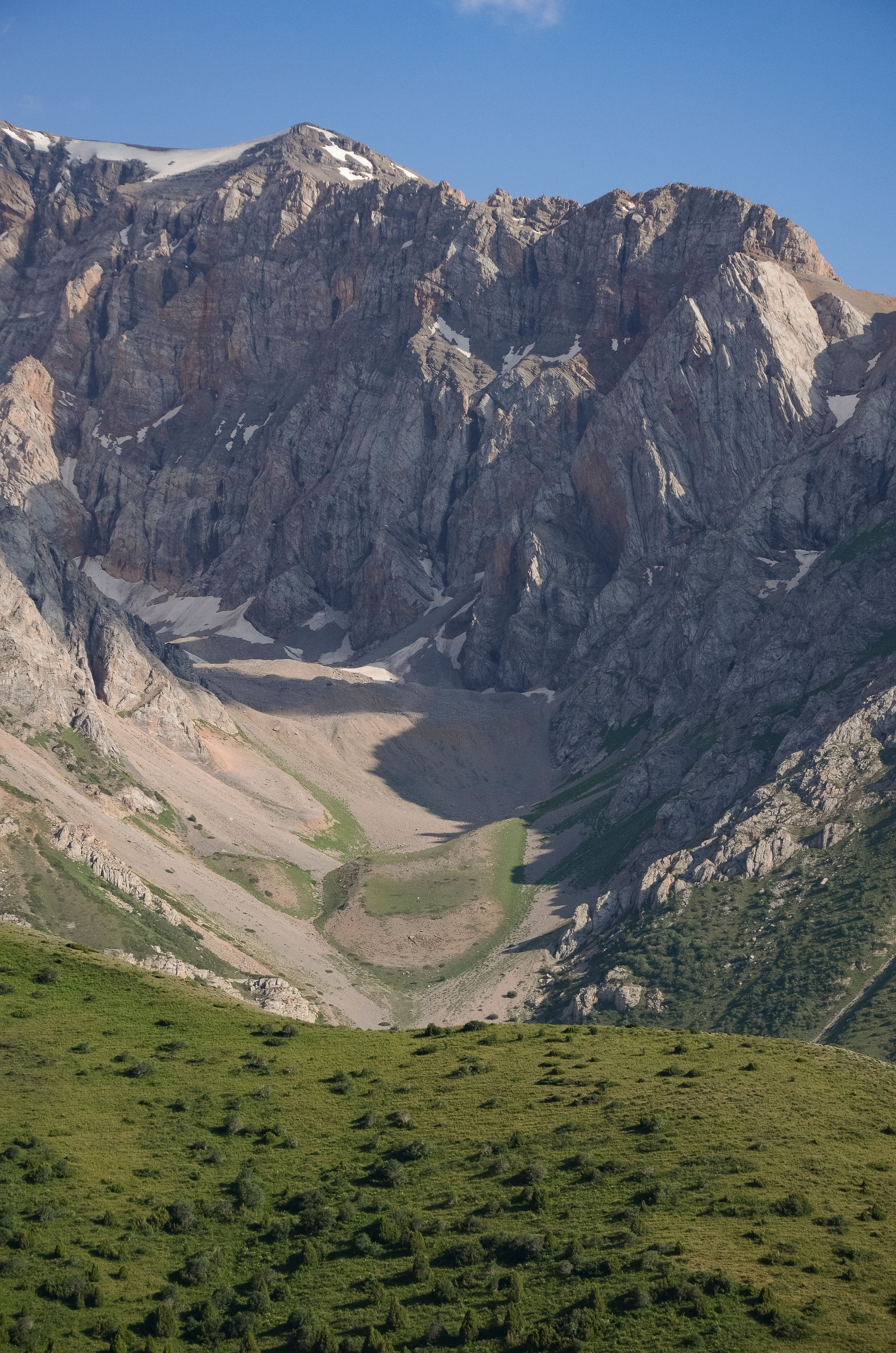 A mountain range with a valley in the middle · Free Stock Photo