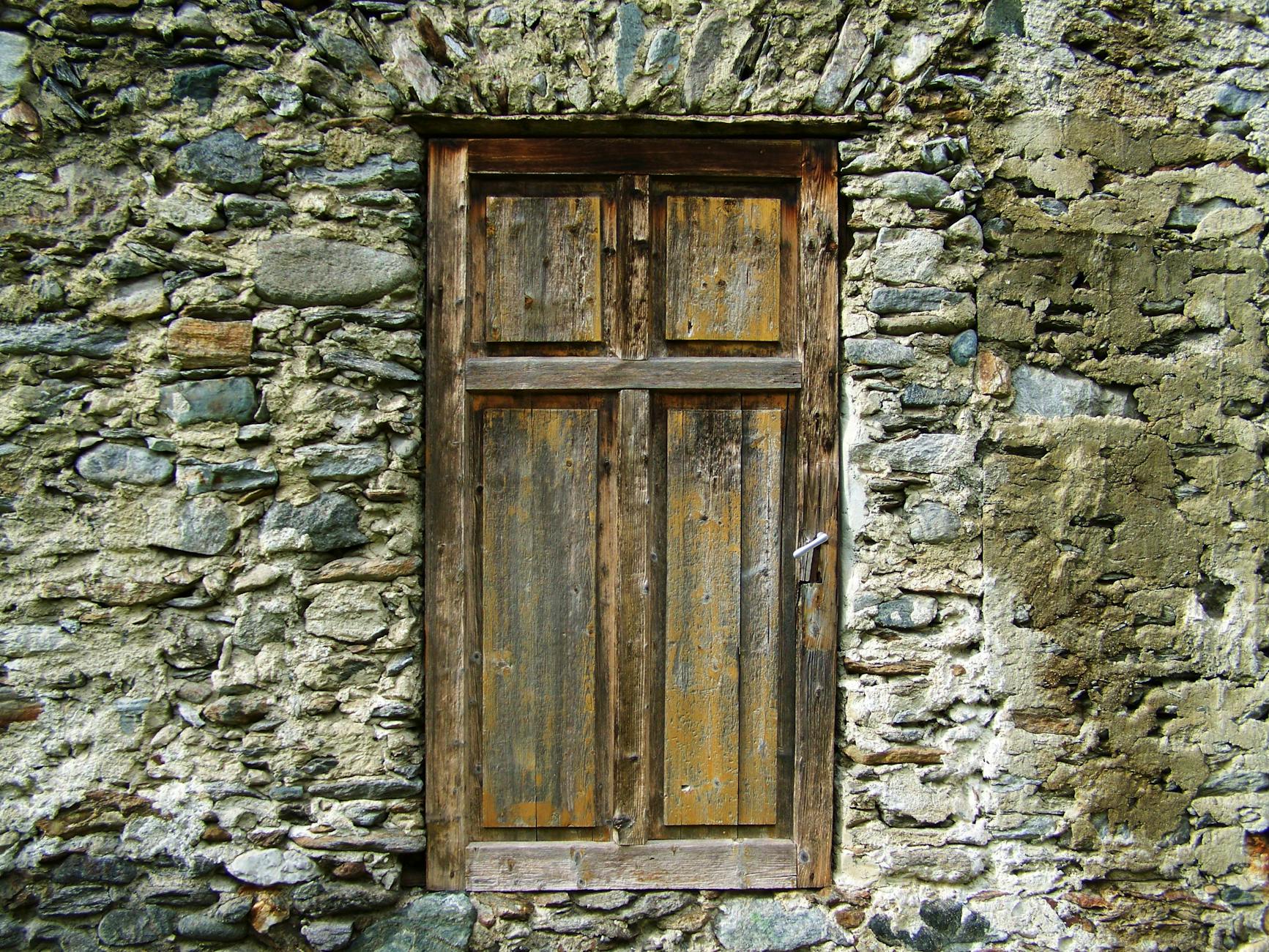 старая деревянная дверь