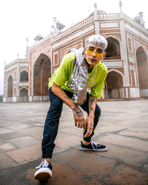 Foto De Hombre Vestido Con Camisa Verde Neón